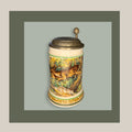 Jarra de cerveza alemana antigua de porcelana con tapa metálica y diseño de ciervo en bosque, ideal para decoración vintage en el hogar.