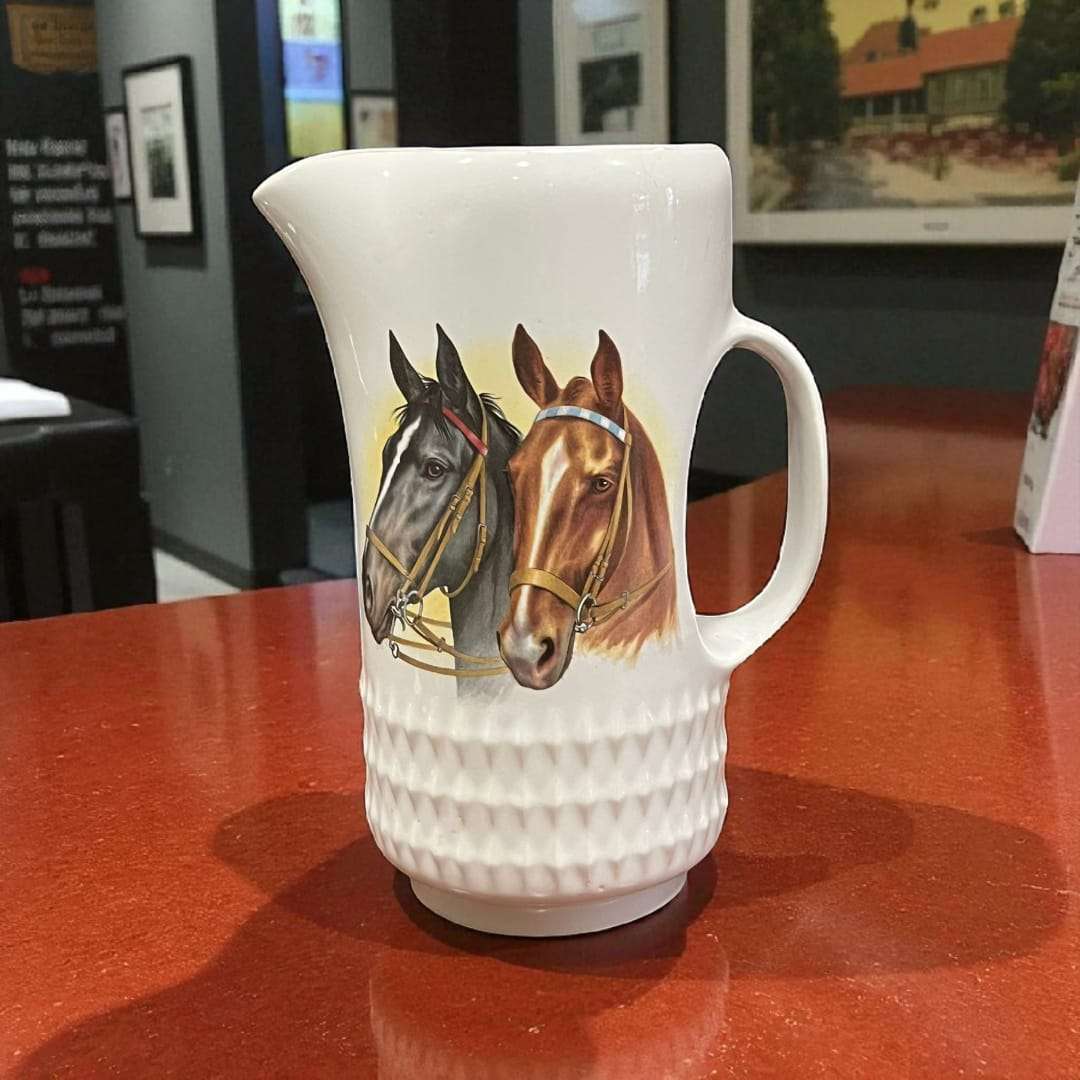 Jarra de porcelana Vitrosan con caballos pintados a mano en relieve, ideal para decoración ecuestre en interiores elegantes.