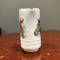 Vista lateral de jarra de porcelana Vitrosan con caballos pintados, diseño artístico ideal para decoración de hogar temática ecuestre.