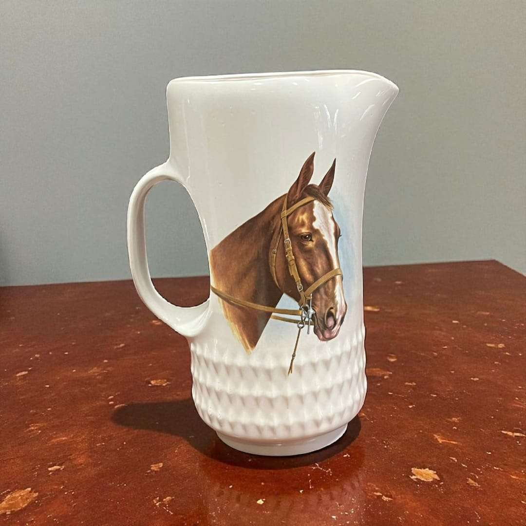 Jarra de porcelana Vitrosan con caballos pintados a mano en relieve, ideal para decoración ecuestre en interiores elegantes.