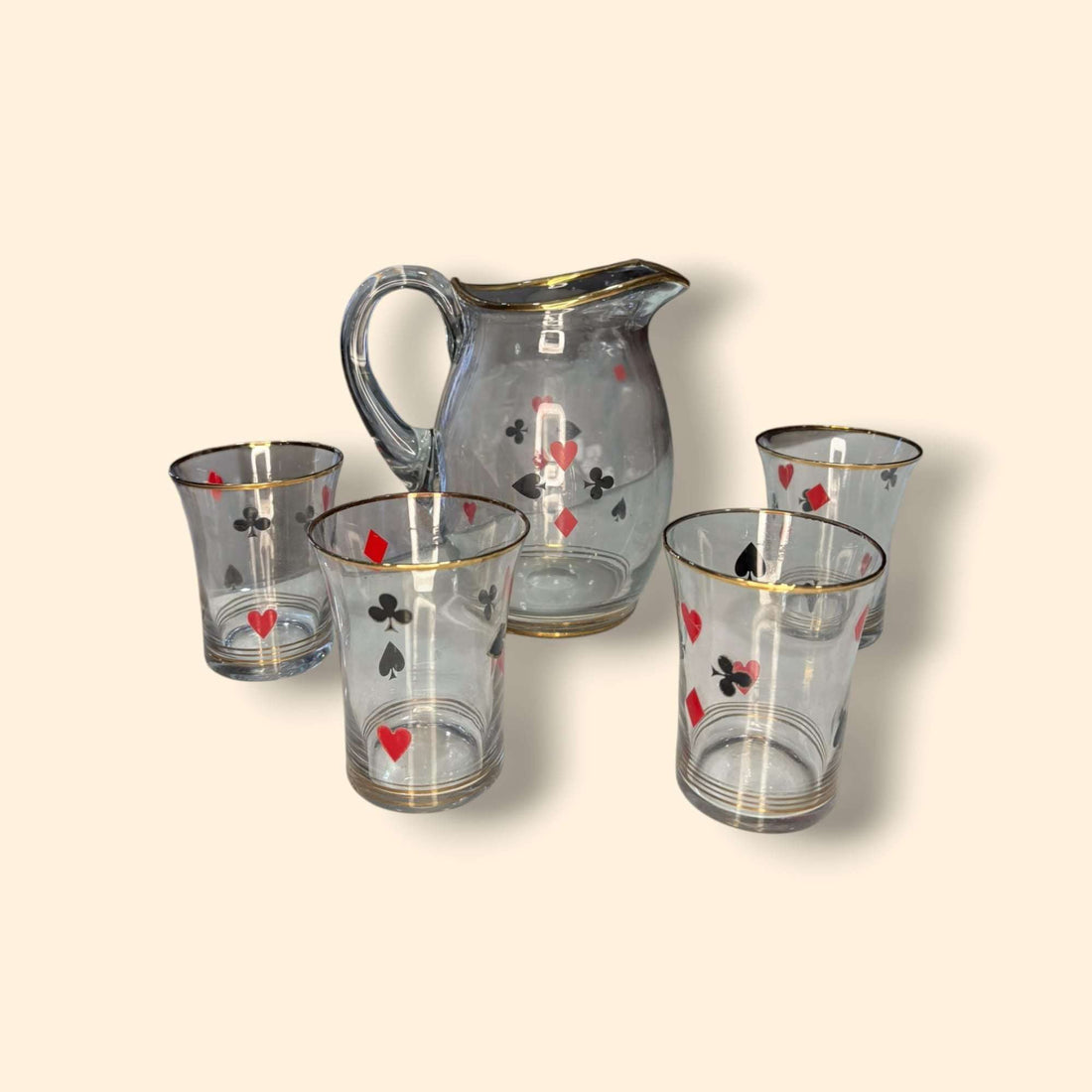 Juego de jarra y vasos vintage de cristal baraja francesa con bordes dorados y símbolos de cartas, ideal para decoración retro de mesa.
