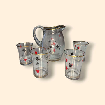 Juego de jarra y vasos vintage de cristal baraja francesa con bordes dorados y símbolos de cartas, ideal para decoración retro de mesa.