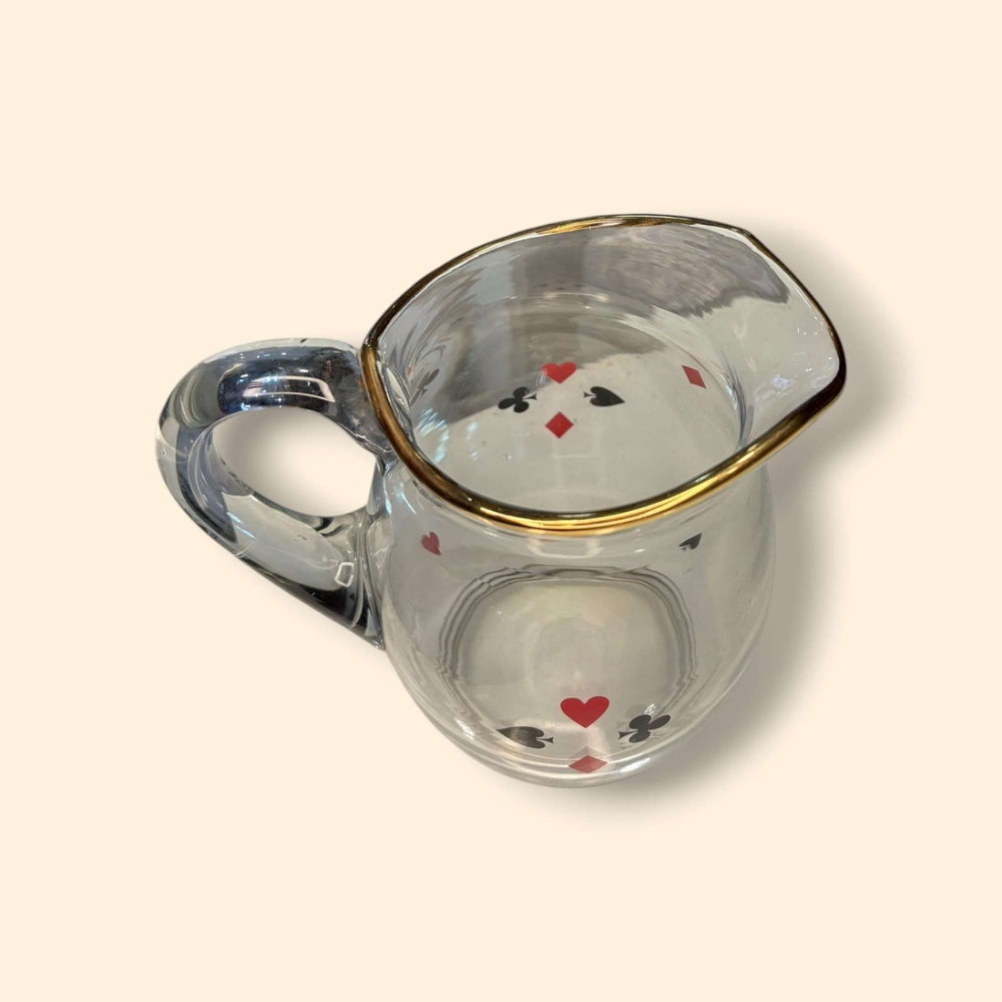 Juego de jarra y vasos vintage de cristal baraja francesa con bordes dorados y símbolos de cartas, ideal para decoración retro de mesa.