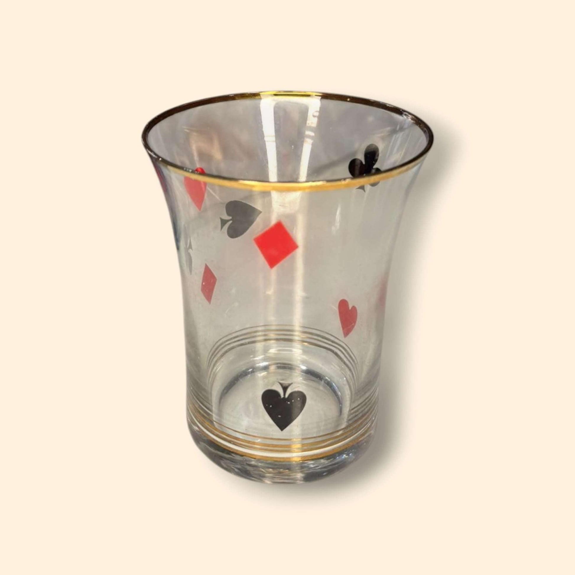 Vaso de cristal decorado con símbolos de cartas y borde dorado, parte del juego vintage baraja francesa para decoración de hogar.