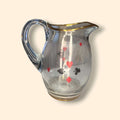 Jarra de cristal vintage con símbolos de baraja francesa en rojo y negro, diseño retro con borde dorado para colección o uso decorativo.
