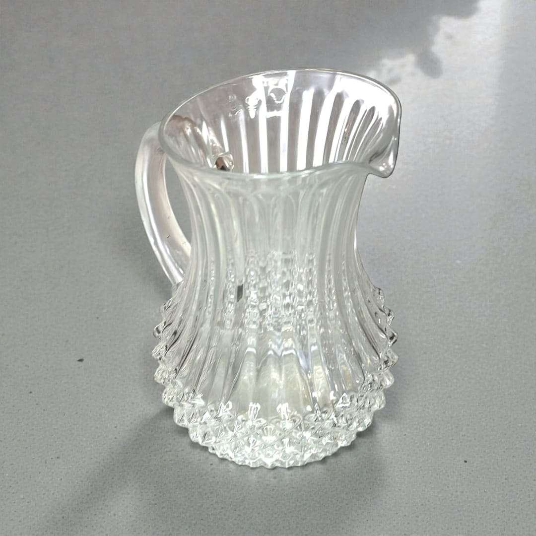 Jarra de cristal tallado elegante y funcional - Alta Calidad con diseño acanalado, pico vertedor y asa integrada, ideal para decoración del hogar.