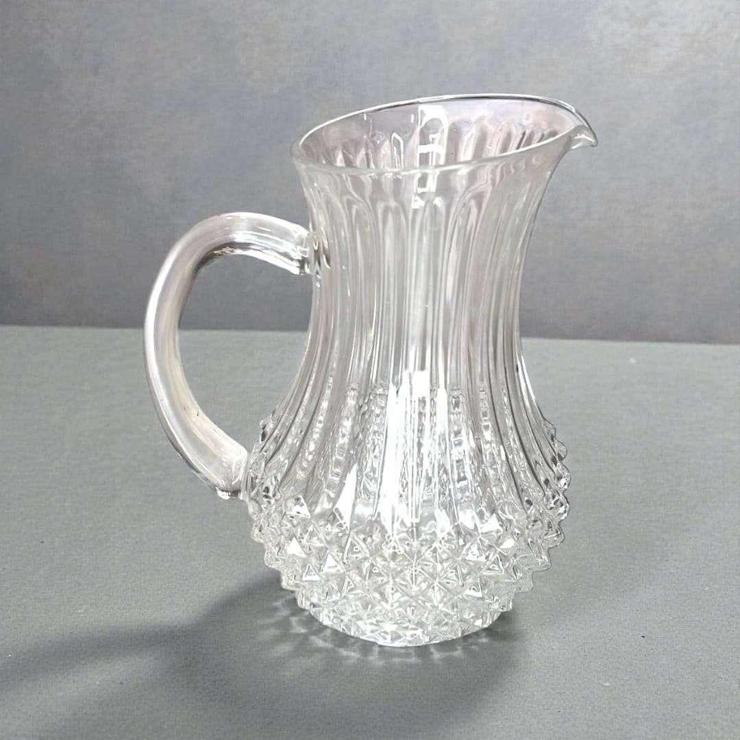 Jarra de cristal tallado elegante y funcional - Alta Calidad con diseño clásico, pico vertedor y asa ergonómica. Ideal para decoración de interiores.