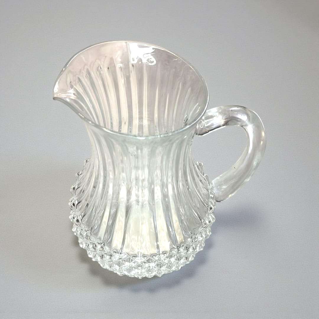 Jarra de cristal tallado elegante y funcional - Alta Calidad con diseño acanalado, pico vertedor y asa curvada. Ideal para decoración de hogar.