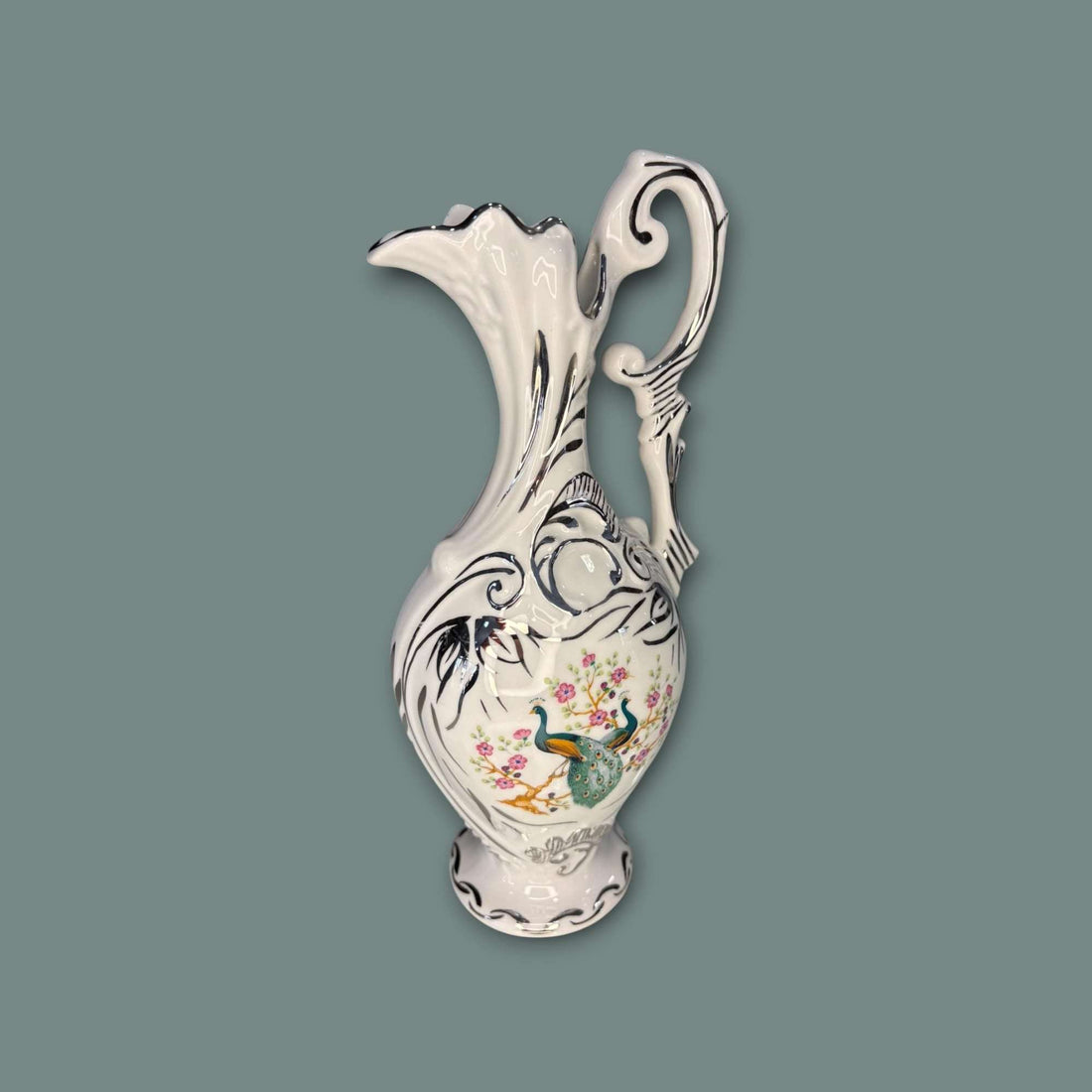 Jarra de porcelana con hilo de plata clásico de Bohemia, decorada con pavos reales y flores, ideal para decoración de interiores elegantes.