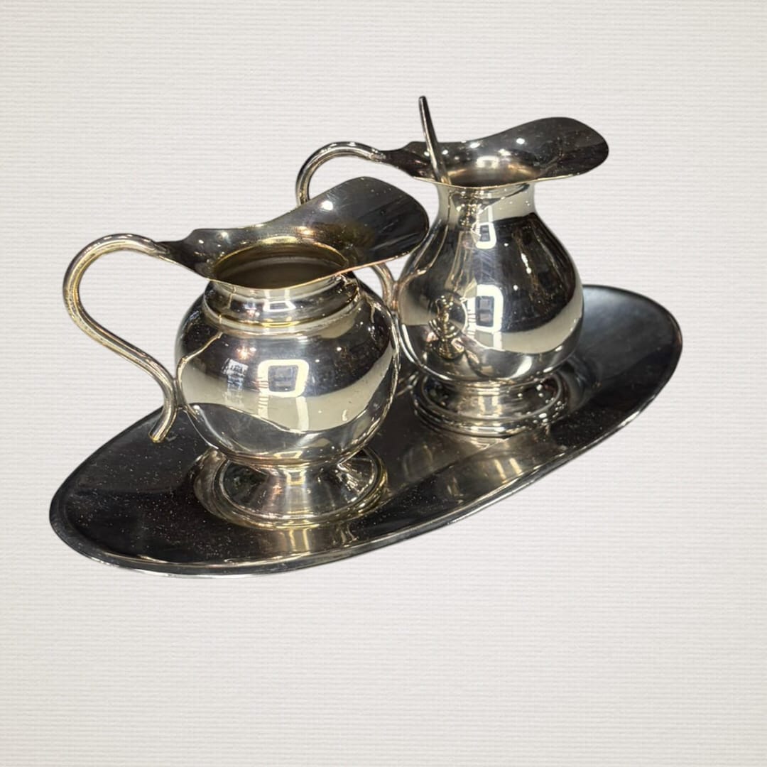 Pareja de jarritas vintage de metal plateado con bandeja