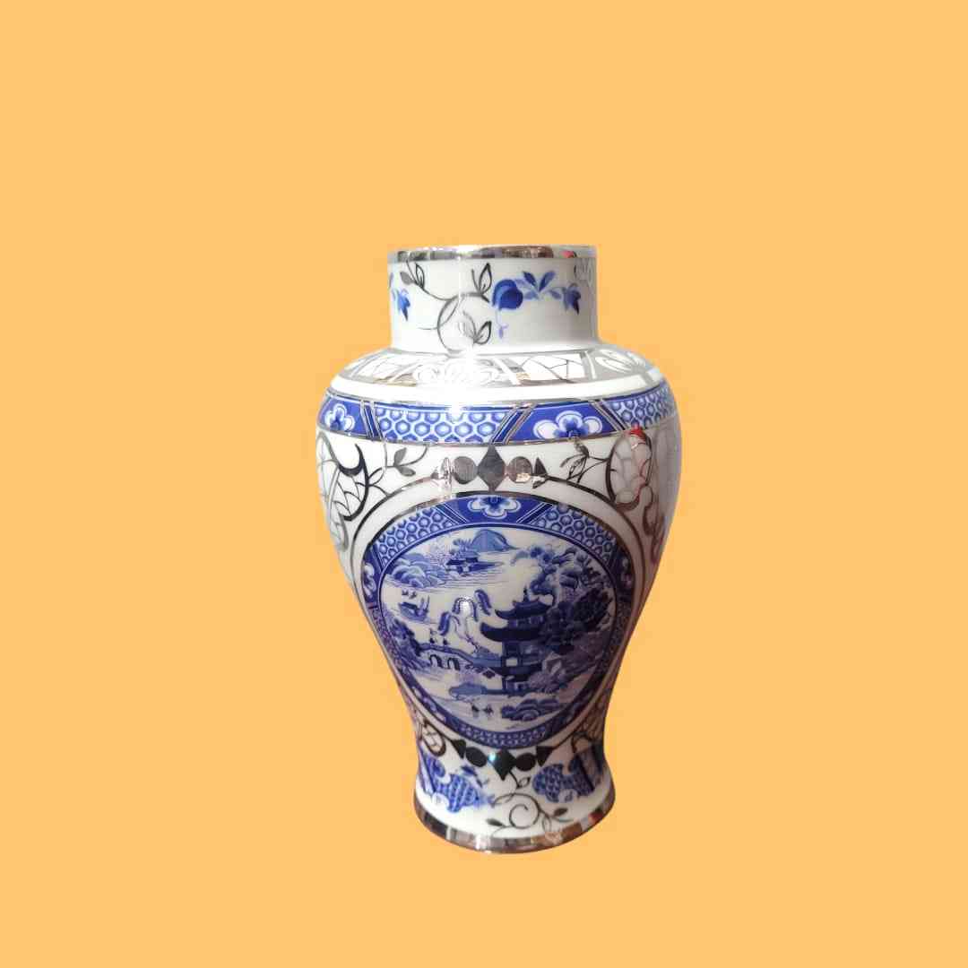 Florero de porcelana azul y blanco exclusivo con diseño oriental, ideal para decoración elegante en espacios interiores.