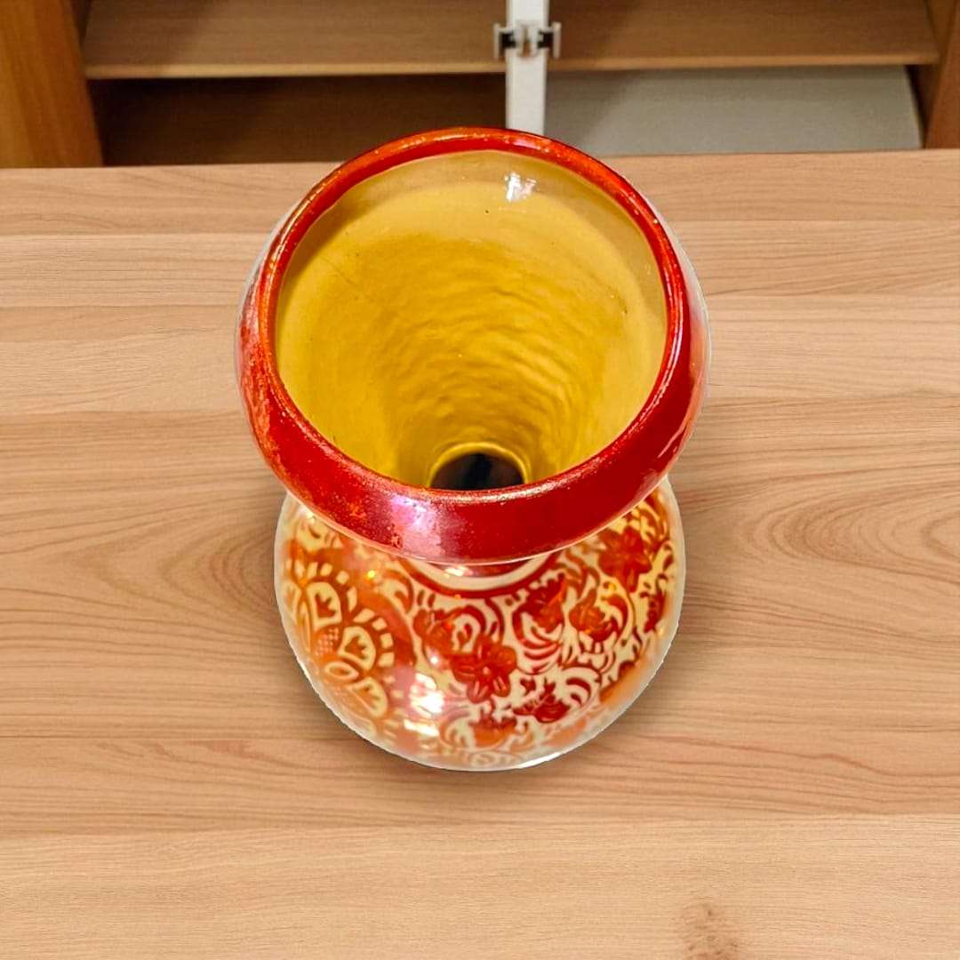 Jarrón de cerámica de Manises visto desde arriba, mostrando el interior esmaltado en amarillo brillante.