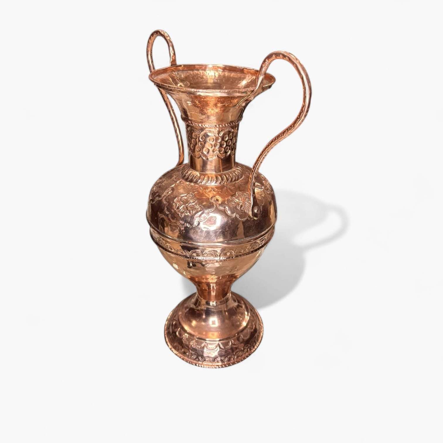 El Florero de Cobre Artesanal es una pieza concebida tanto para la exposición floral como para la decoración ornamental de alto nivel. 