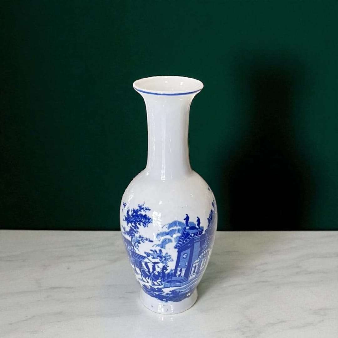 Jarrón de porcelana pintado en azul – vista frontal.