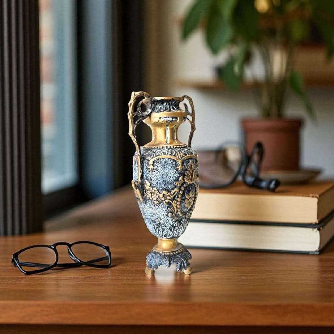 Vista trasera del jarrón de bronce con relieves, elegante y artístico.