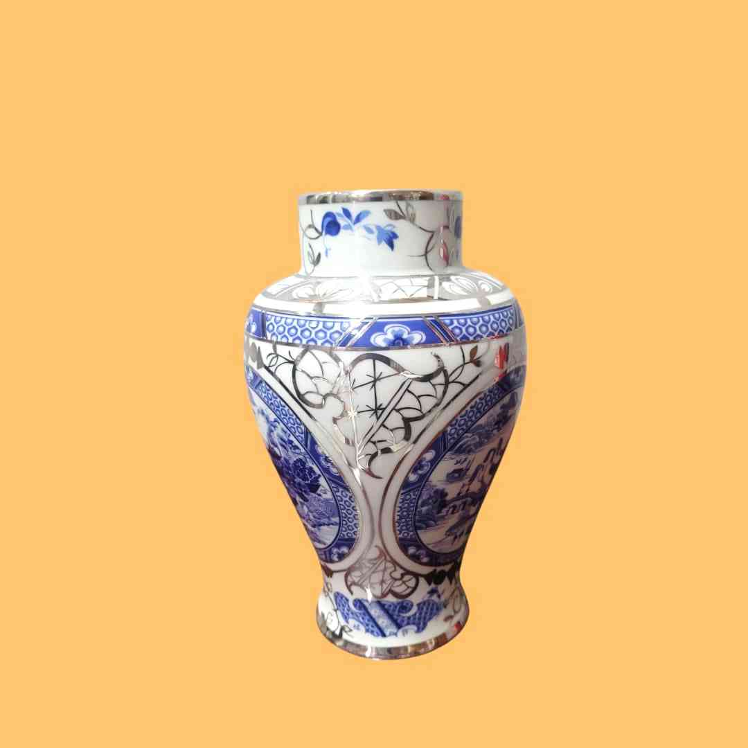 Florero de porcelana azul y blanco exclusivo con diseño oriental, ideal para decoración elegante en espacios interiores.