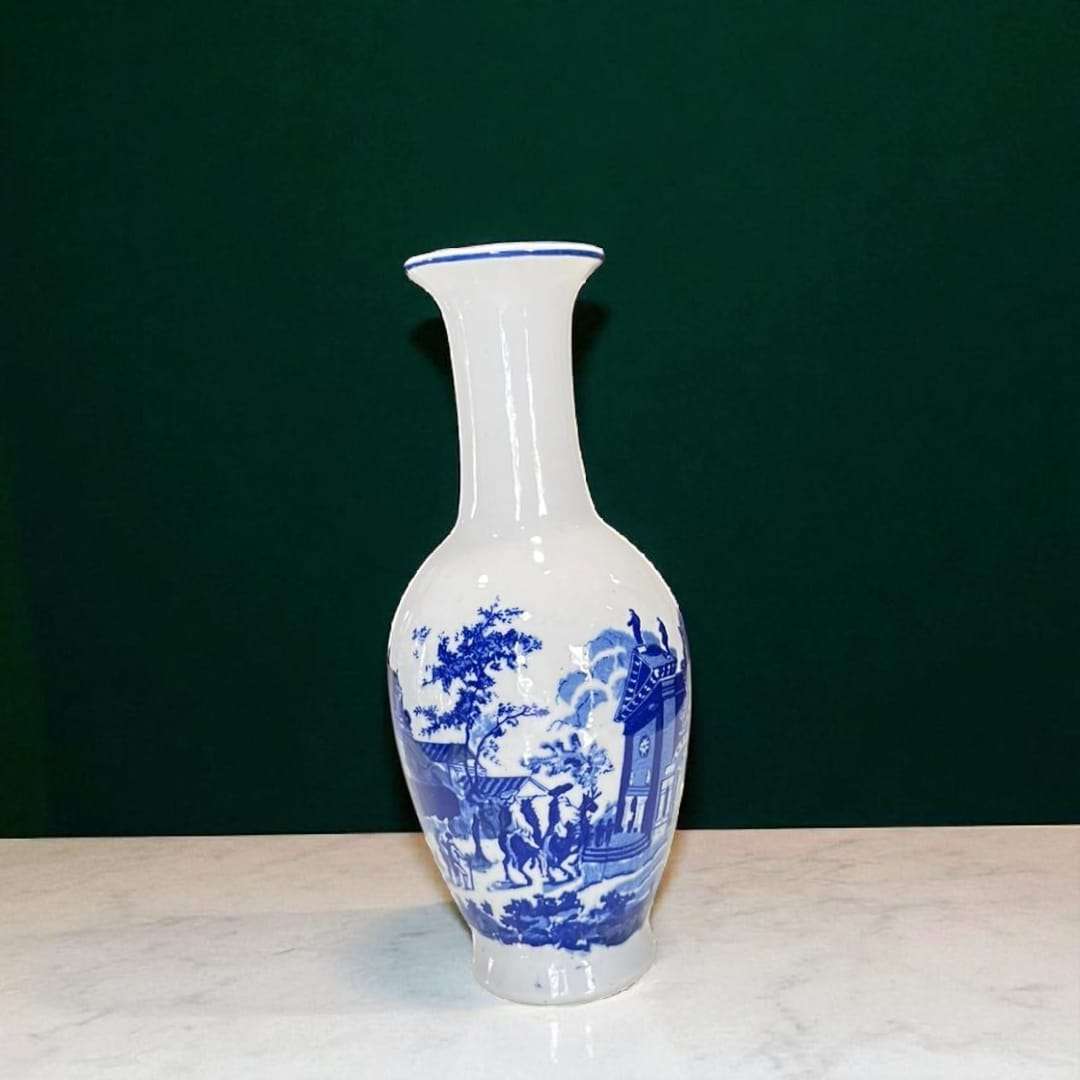 Jarrón de porcelana pintado en azul – vista frontal.