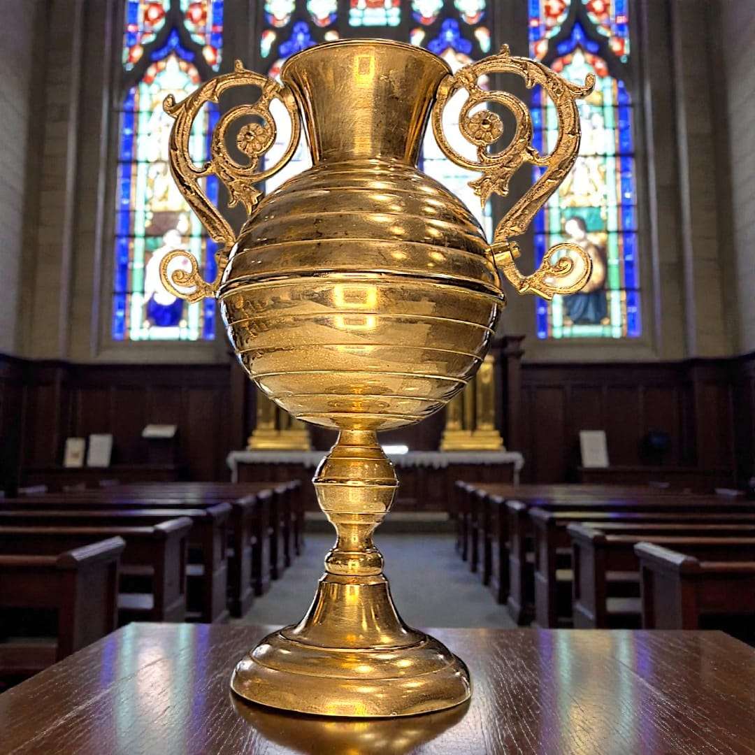 Hoy en día, los jarrones antiguos de metal dorado se valoran como objetos decorativos de alto nivel y piezas de colección.