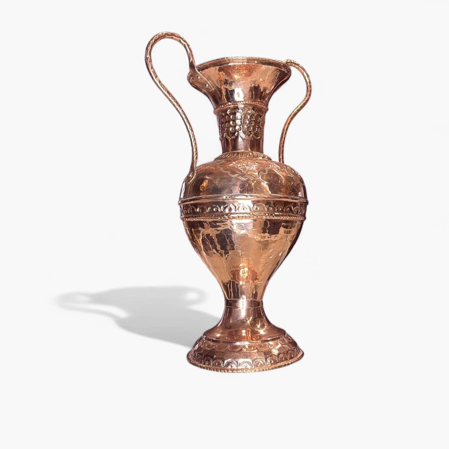 Gracias a su estructura estable y su boca abierta, permite colocar flores naturales, secas o simplemente lucir como objeto decorativo independiente.