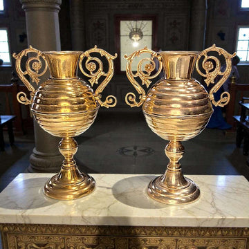 Estos jarrones antiguos de metal dorado eran piezas decorativas y ceremoniales, muy utilizadas en interiores señoriales, templos, salones nobles y espacios representativos. 