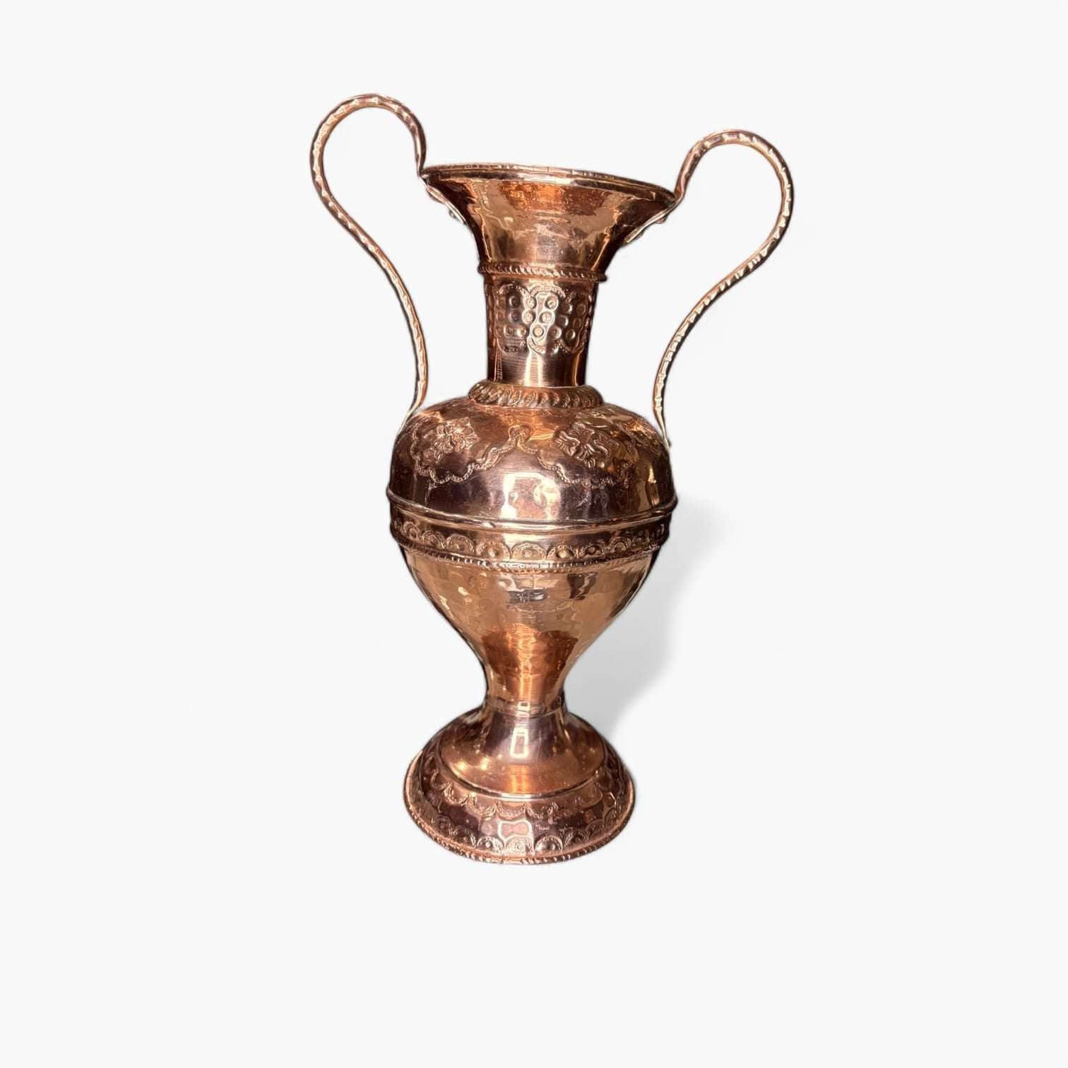 Este Florero de Cobre Artesanal no es una pieza industrial ni repetible. Es un objeto con personalidad, ideal para interiores clásicos, rústicos o eclécticos, así como para proyectos de decoración con identidad.