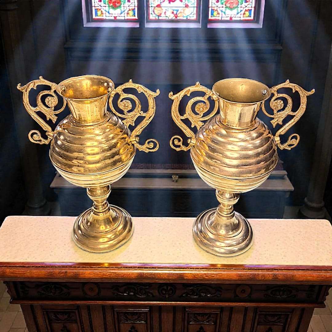 Hoy en día, los jarrones antiguos de metal dorado se valoran como objetos decorativos de alto nivel y piezas de colección.