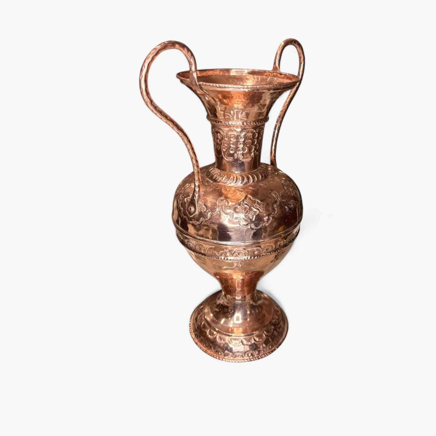 Este Florero de Cobre Artesanal no es una pieza industrial ni repetible. Es un objeto con personalidad, ideal para interiores clásicos, rústicos o eclécticos, así como para proyectos de decoración con identidad.