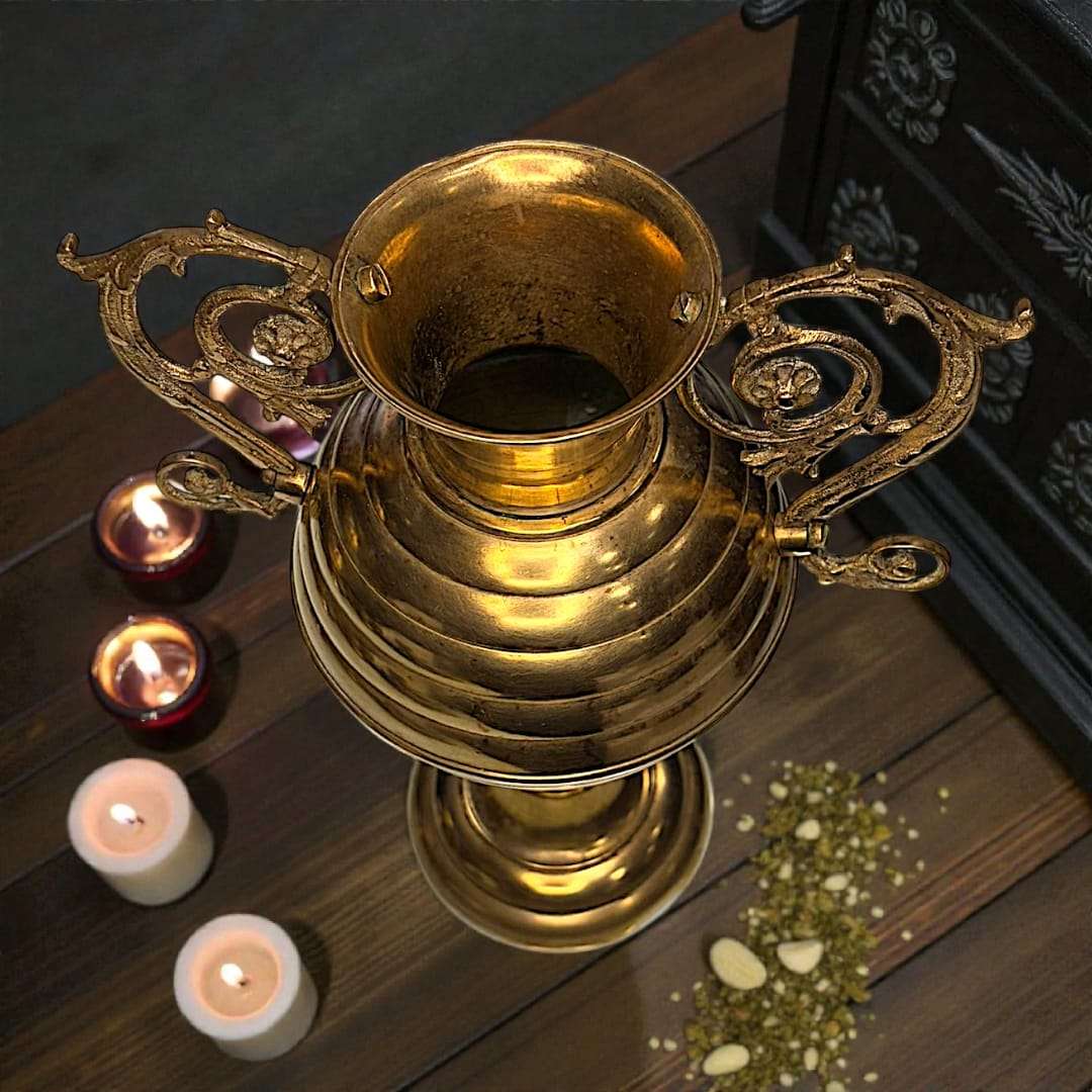 Hoy en día, los jarrones antiguos de metal dorado se valoran como objetos decorativos de alto nivel y piezas de colección.