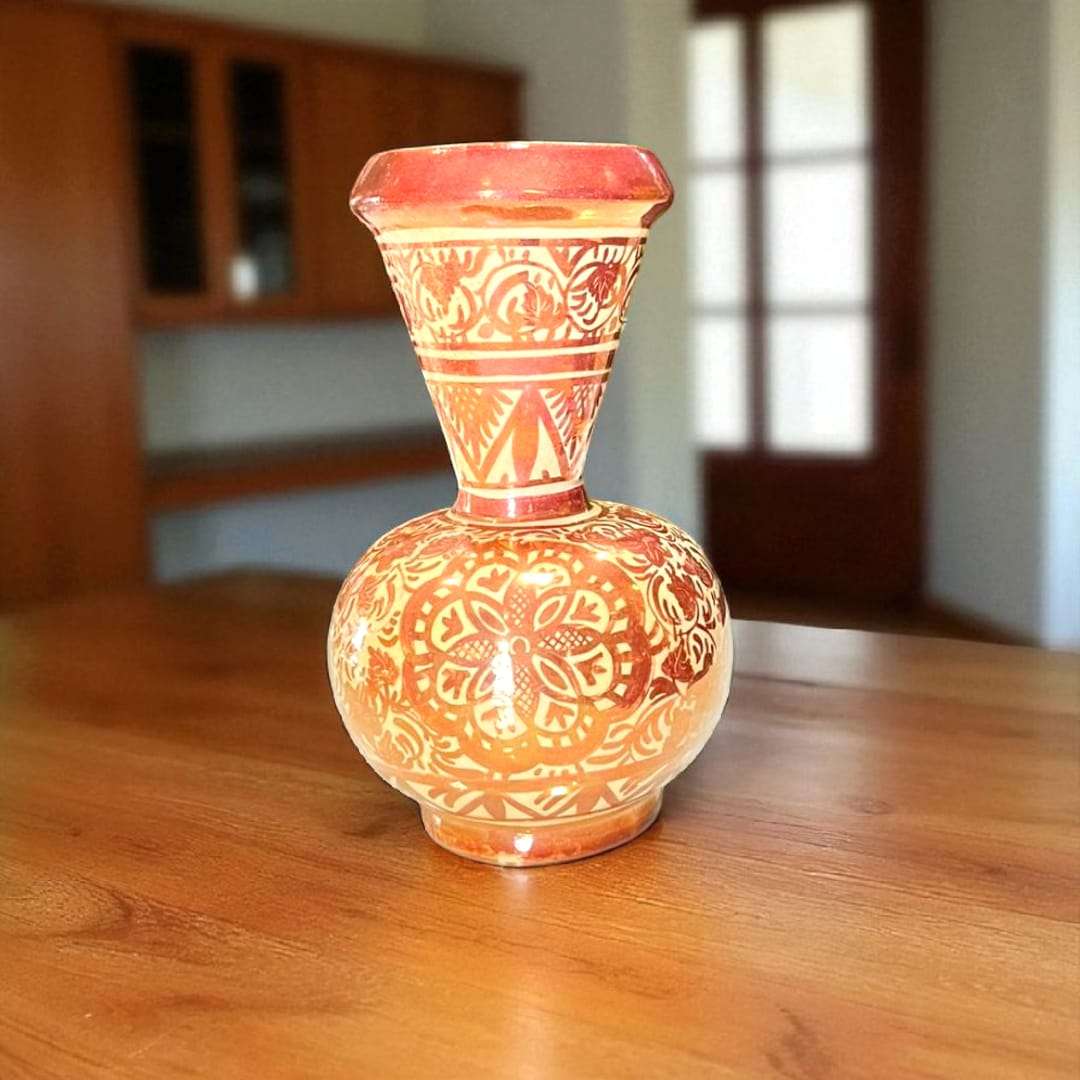 Jarrón de cerámica de Manises visto desde arriba, mostrando el interior esmaltado en amarillo brillante.