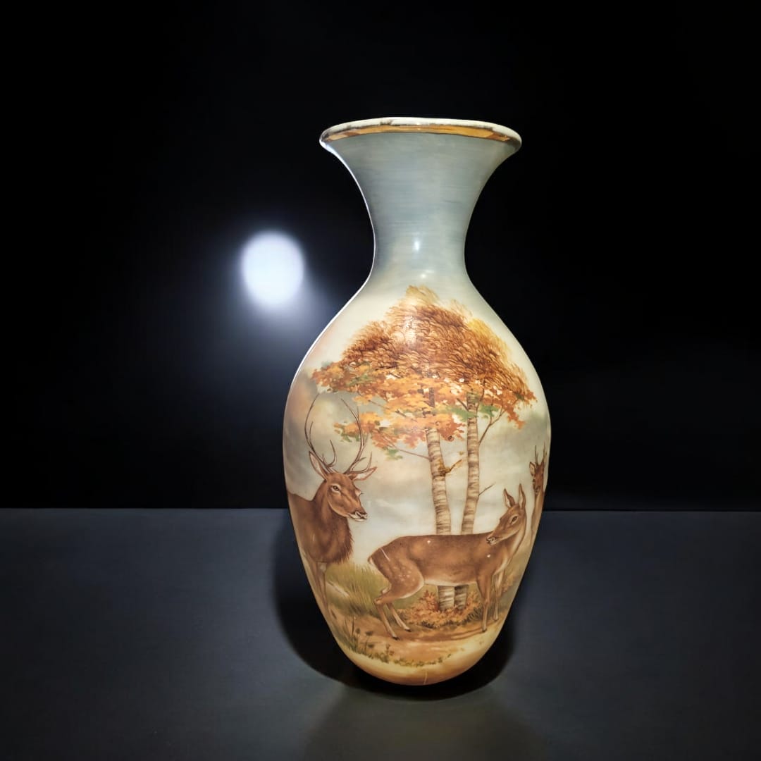 Jarrón de porcelana decorado con ciervo en paisaje natural otoñal, detalles pintados a mano y filo dorado.
