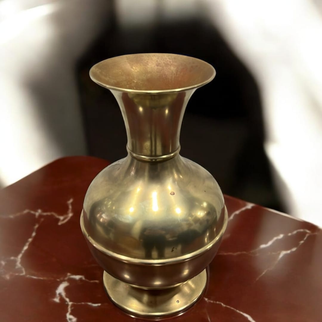 Jarrón de metal clásico con acabado dorado, ideal como florero o decoración elegante para el hogar. Diseño vintage perfecto para cualquier espacio.