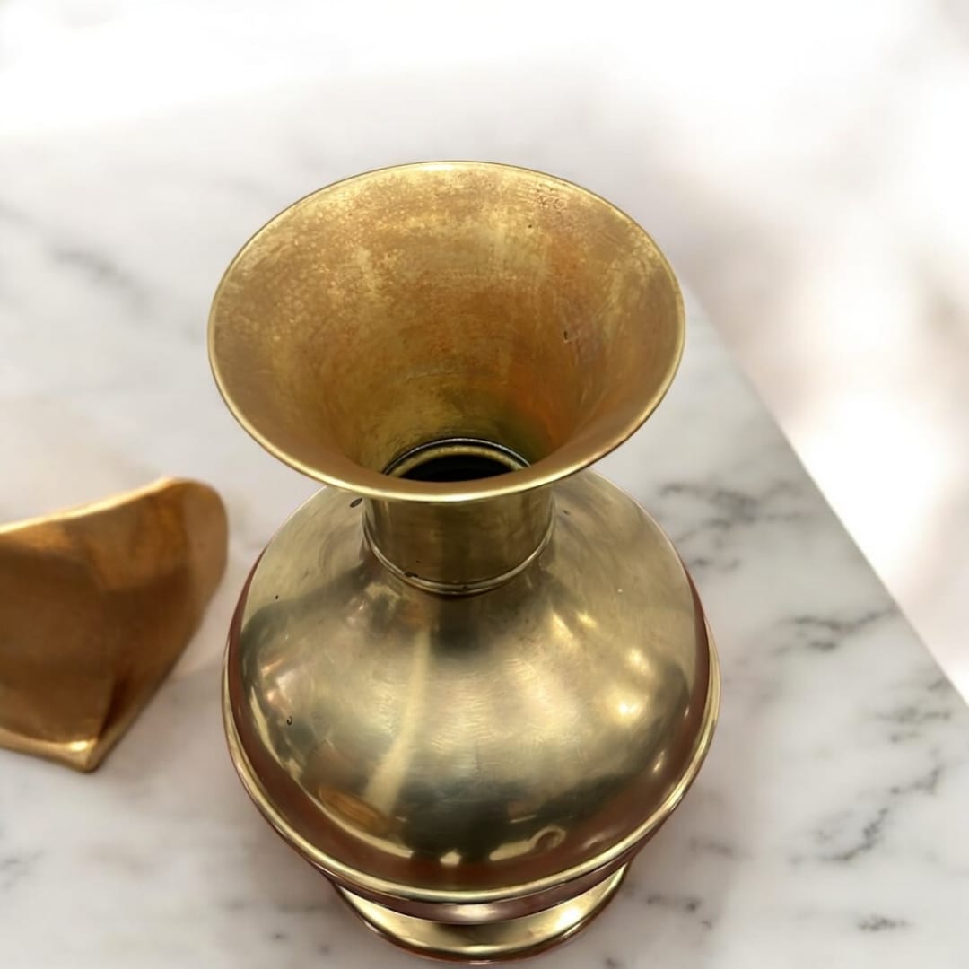 Jarrón de metal clásico con acabado dorado, ideal como florero o decoración elegante para el hogar. Diseño vintage perfecto para cualquier espacio.