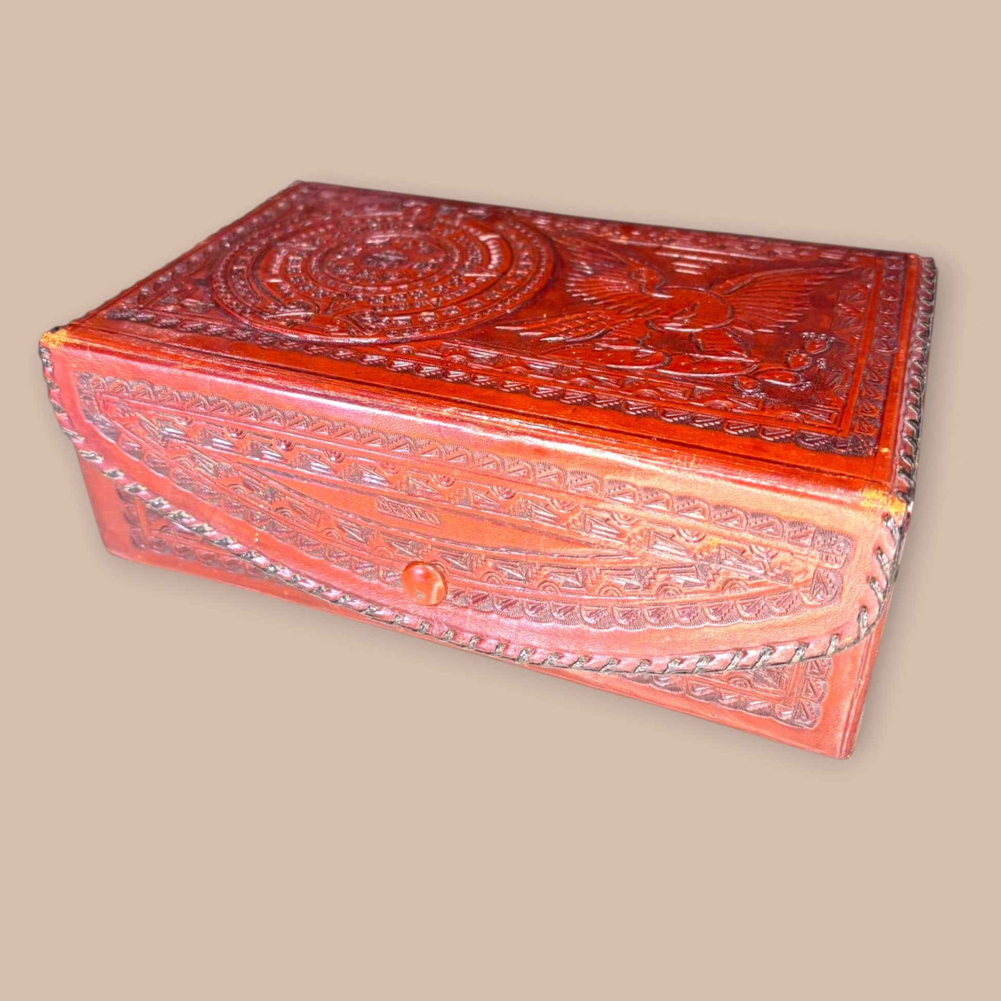 Joyero de cuero con relieves tipo calendario azteca, diseño artesanal detallado ideal para decoración de interiores. Caja joyero de colección única.