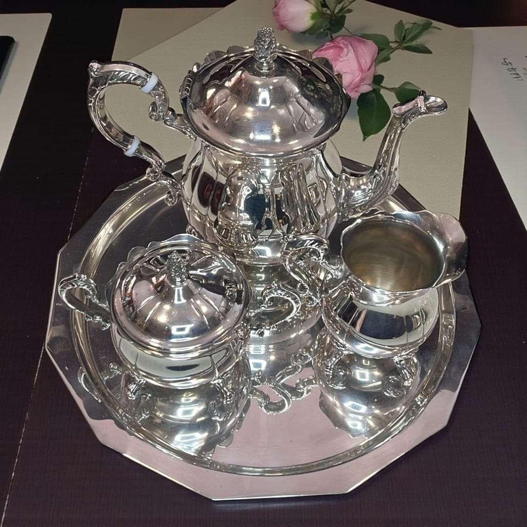 Vista superior de bandeja octogonal del juego de café plateado.