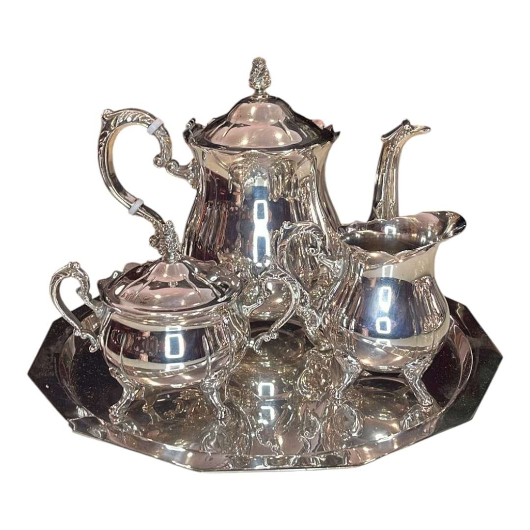 Juego de café de metal plateado completo con cafetera, lechera, azucarera y bandeja.