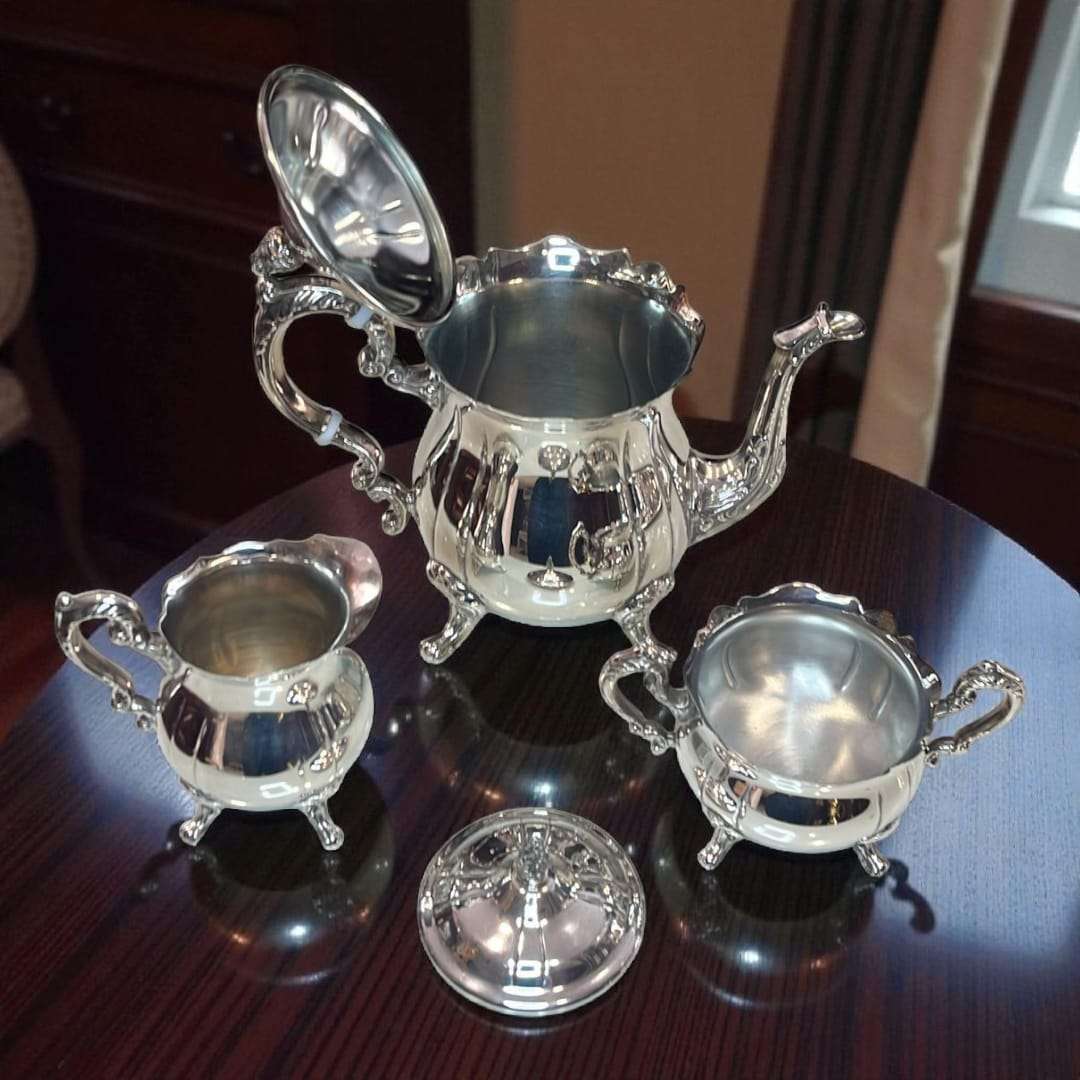 Juego de café completo con diseño elegante y patas ornamentales.