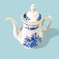 Tetera del juego de café Royal China Vigo en porcelana blanca con decoración floral azul, estilo clásico y elegante.
