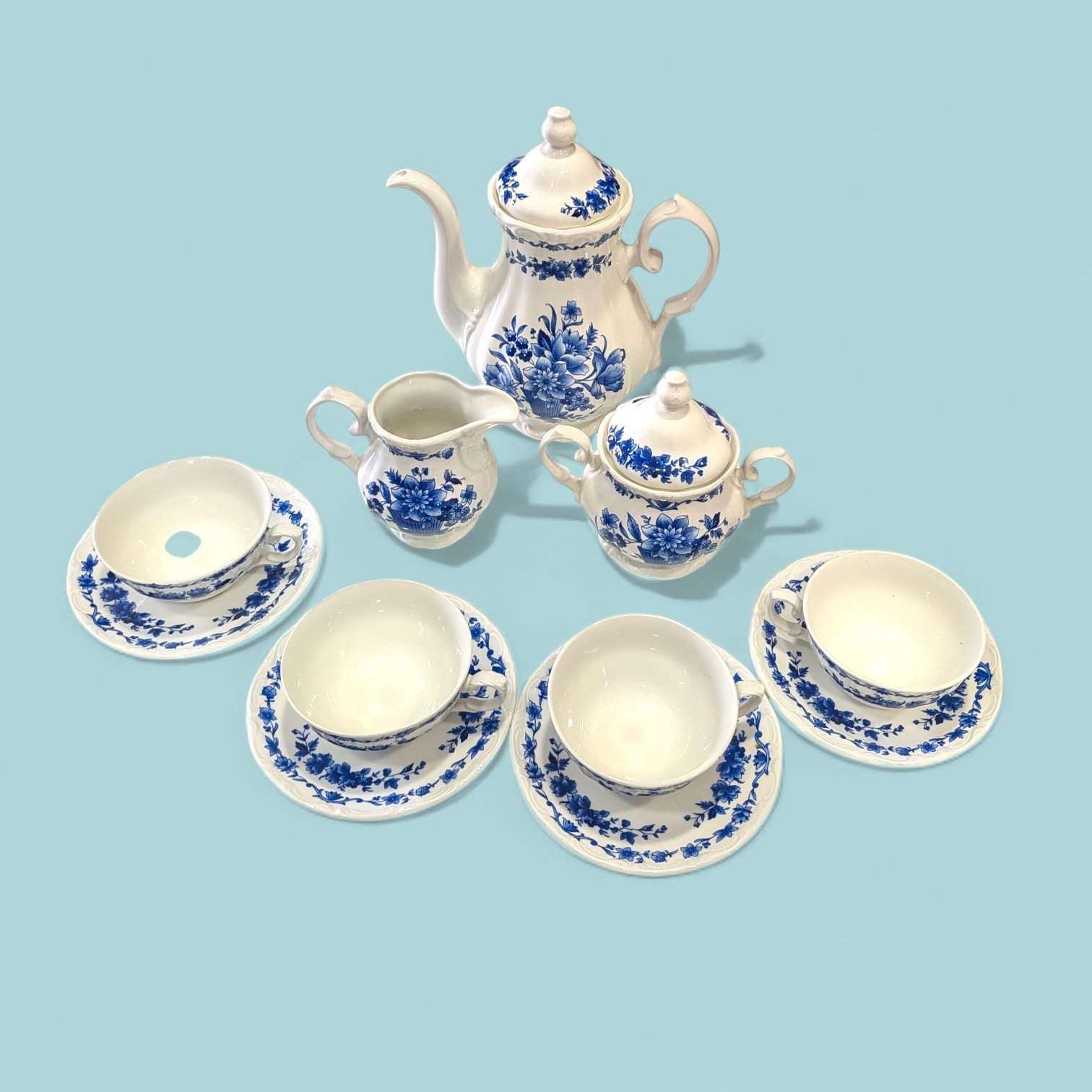 Vista superior del juego de café Royal China Vigo completo, porcelana azul clásica con detalles florales, ideal para decoración vintage.