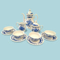 Conjunto de café Royal China Vigo con diseño floral azul, incluye tetera, azucarera, jarra y cuatro juegos de taza con plato.