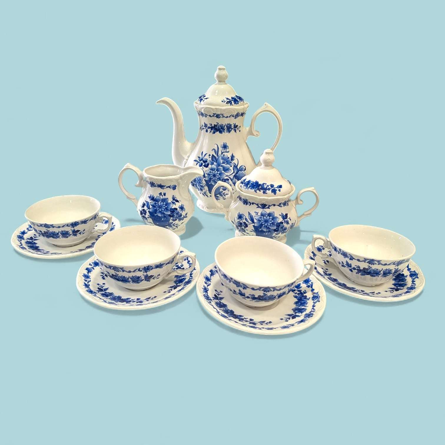 Conjunto de café Royal China Vigo con diseño floral azul, incluye tetera, azucarera, jarra y cuatro juegos de taza con plato.