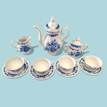 Juego de café Royal China Vigo porcelana azul clásico con diseño floral, incluye tetera, tazas, platos, azucarera y jarra decorativa.