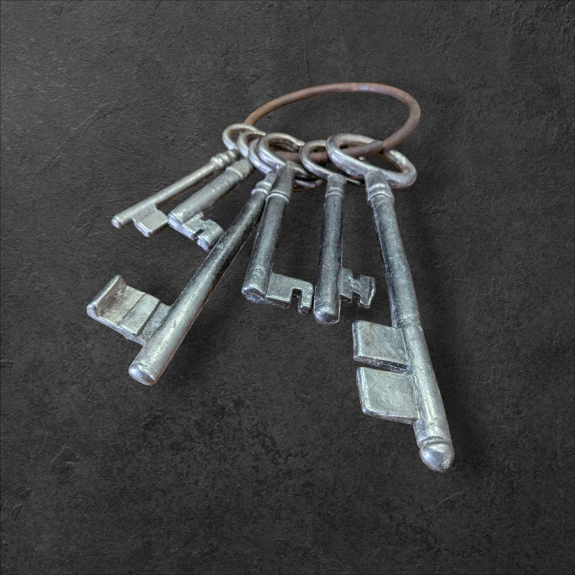 Llaves de la Suerte: un símbolo que atrae lo bueno, juego de llaves decorativas vintage con acabado envejecido sobre fondo oscuro. Ideal para decoración histórica en el hogar.