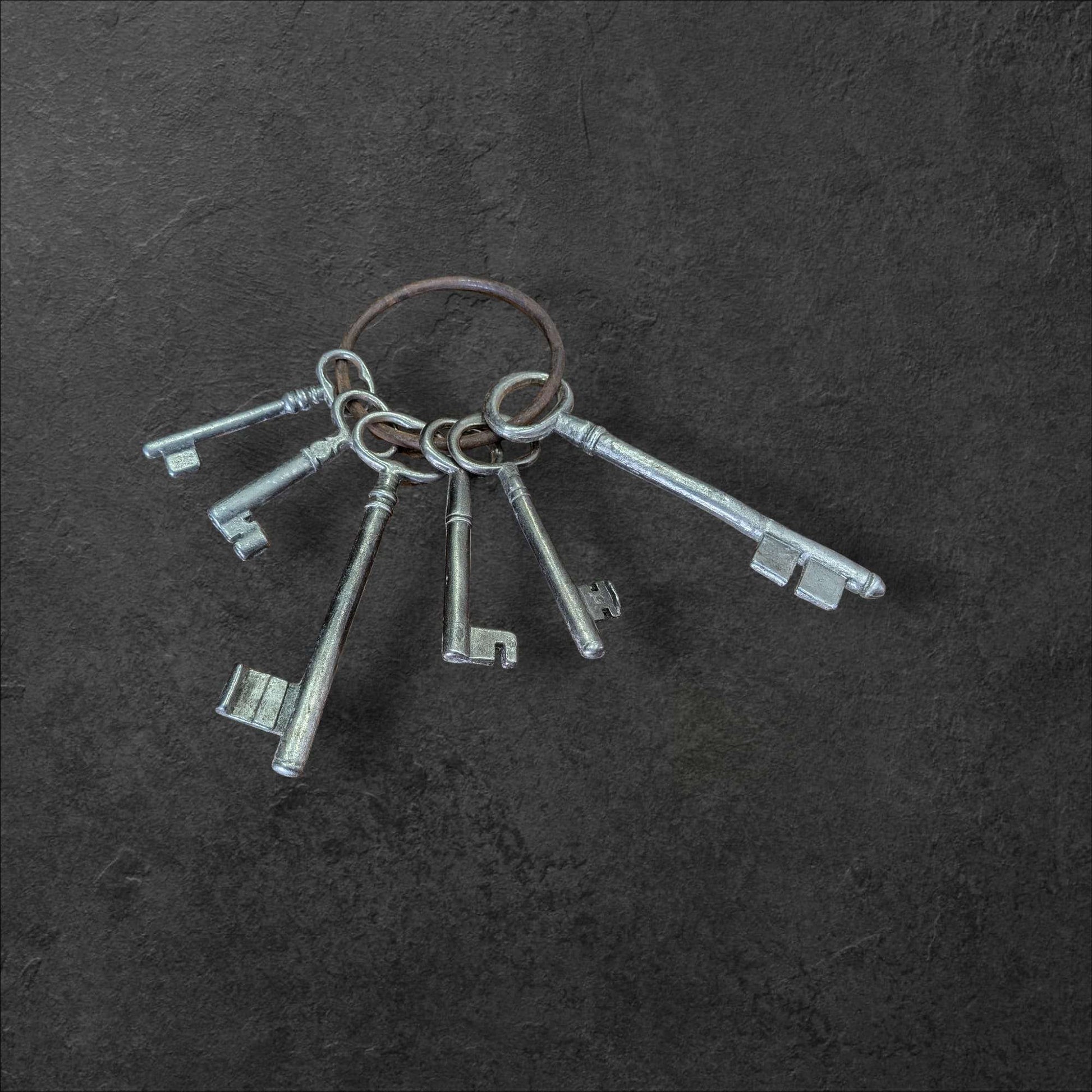 Llaves de la Suerte: un símbolo que atrae lo bueno, juego decorativo de llaves antiguas en anillo metálico sobre fondo oscuro. Ideal para decoración vintage con estilo histórico.