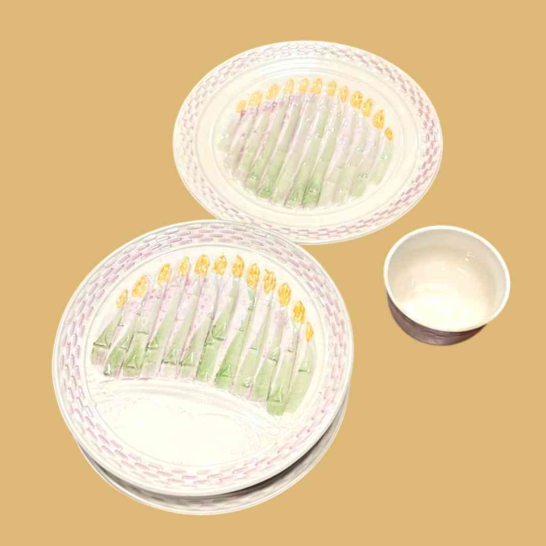 Primer plano del juego de porcelana Gil Vargas Segovia con diseño para espárragos en bandeja principal.