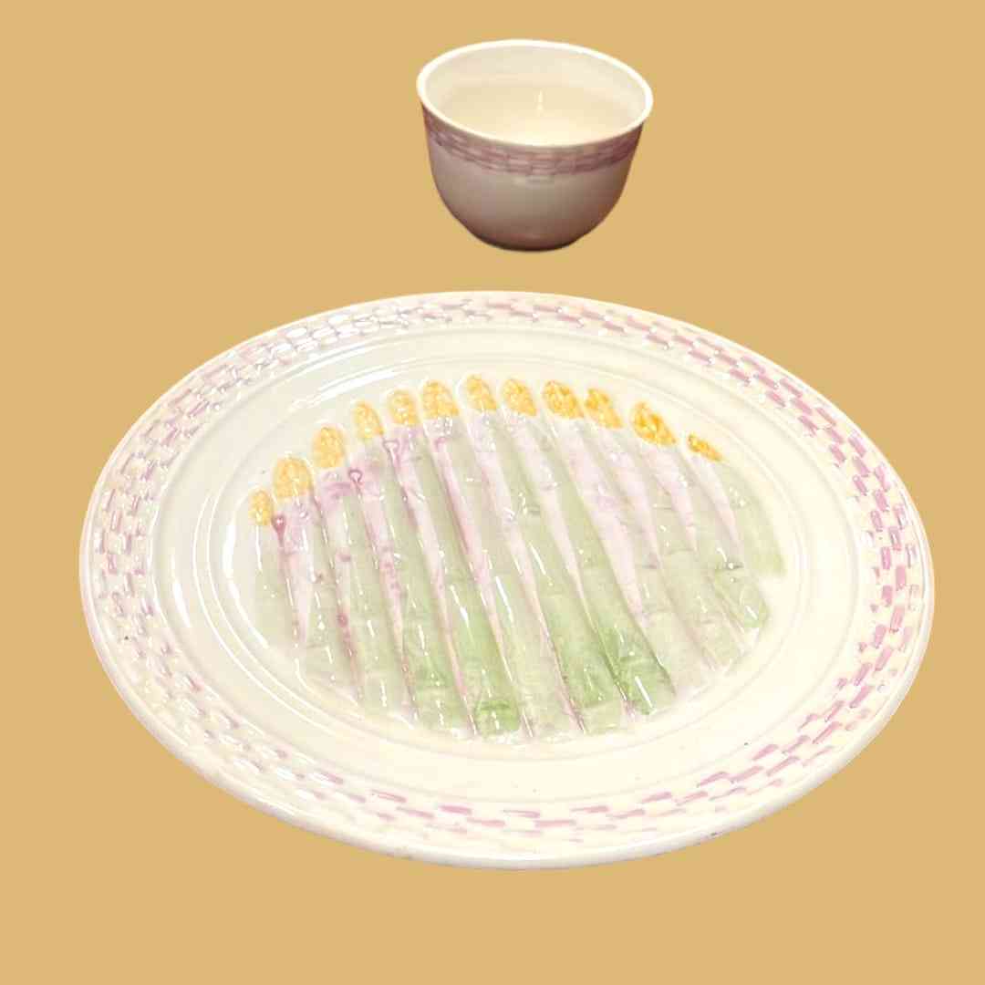 Primer plano del juego de porcelana Gil Vargas Segovia con diseño para espárragos en bandeja principal.