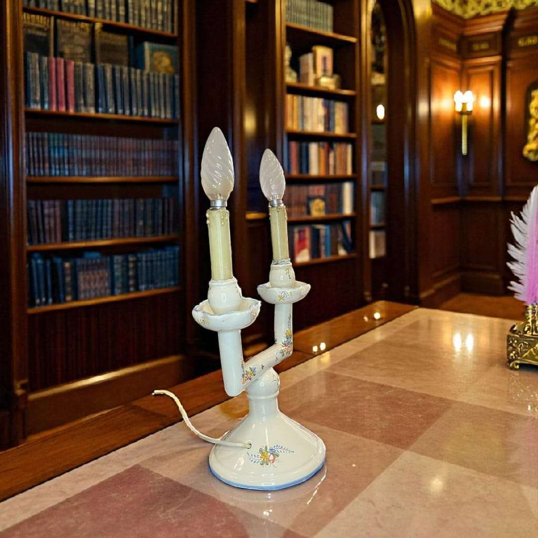 Detalle de la base de porcelana pintada de la lámpara de mesa de Manises.