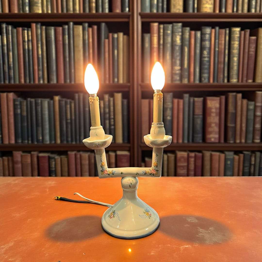 Firma en la base de la lámpara de mesa de porcelana de Manises.