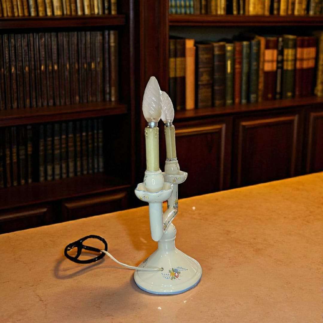 Vista lateral de la lámpara de mesa de porcelana de Manises.