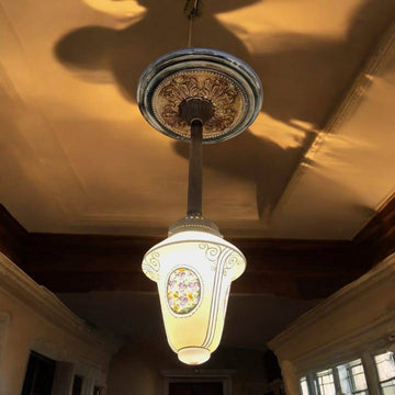 Detalle de la tulipa de cristal, resaltando la calidad del material y la suavidad de la luz emitida.