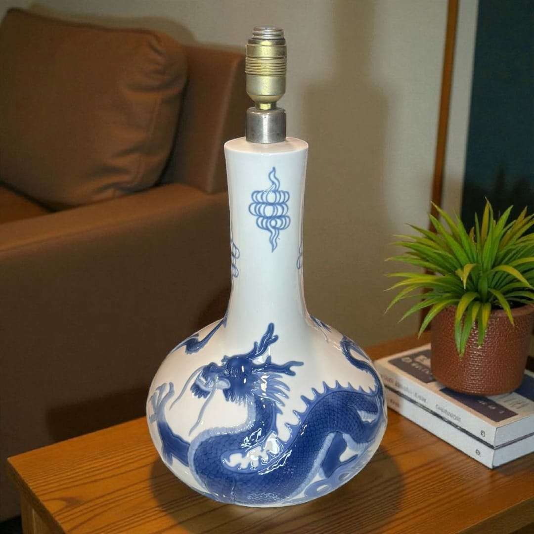 Lámpara Lladró de porcelana blanca con dragón chino azul, diseño oriental elegante ideal para decoración de interiores en estilo asiático.